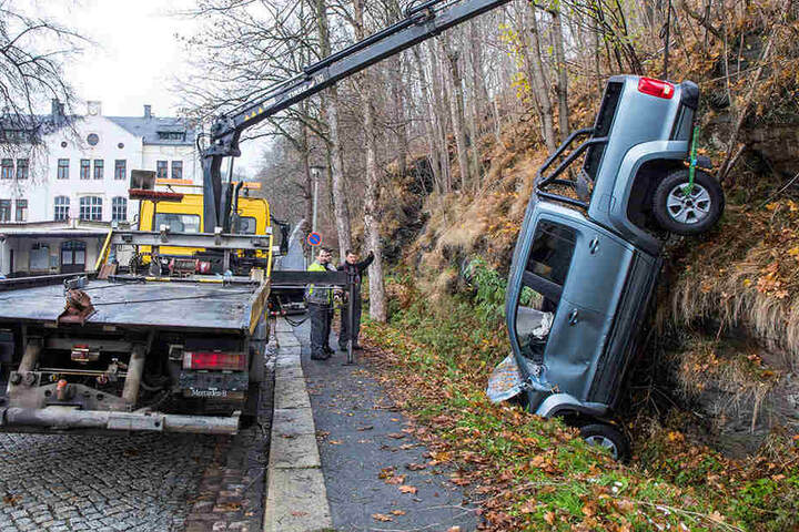 Die Bergung des Fahrzeugs gestaltete sich schwierig.