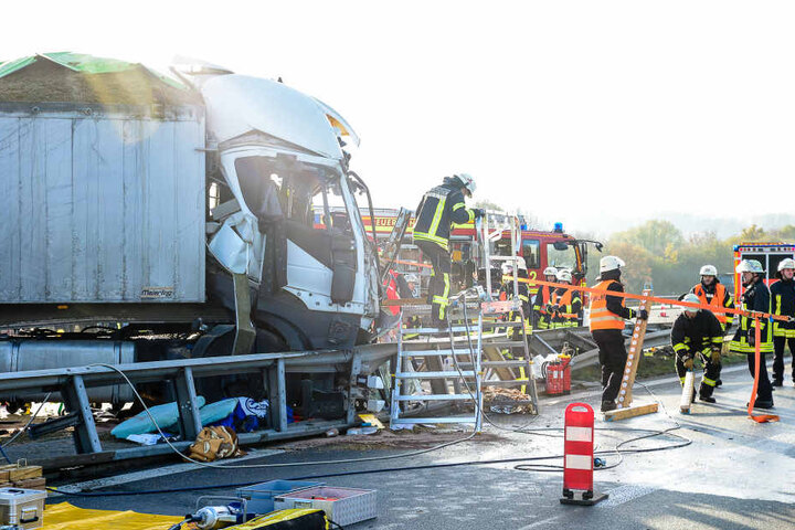 Das LKW-Führerhäuschen wurde durch den Aufprall zusammengestaucht.