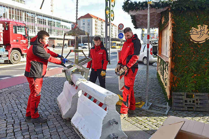 Betonsperren sichern den berühmten Striezelmarkt.