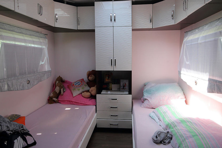 Ein pinkes Schlafzimmer für die Kinder befindet sich ebenfalls in dem Wagen.