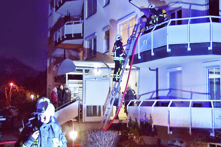 Die Bewohner der betroffenen Wohnung mussten über eine Leiter am Balkon gerettet werden.