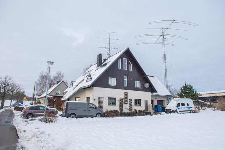 Die Antennen auf dem Grundstück sind weithin sichtbar, die Funkwellen strahlen bis zu 10.000 Kilometer weit.