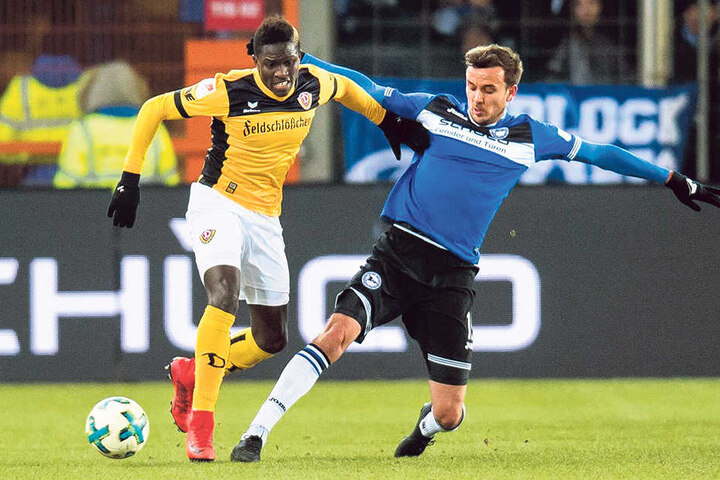 Moussa Koné (l.) war viel unterwegs und setzte sich wie hier gegen Manuel Prietl auch oft durch.