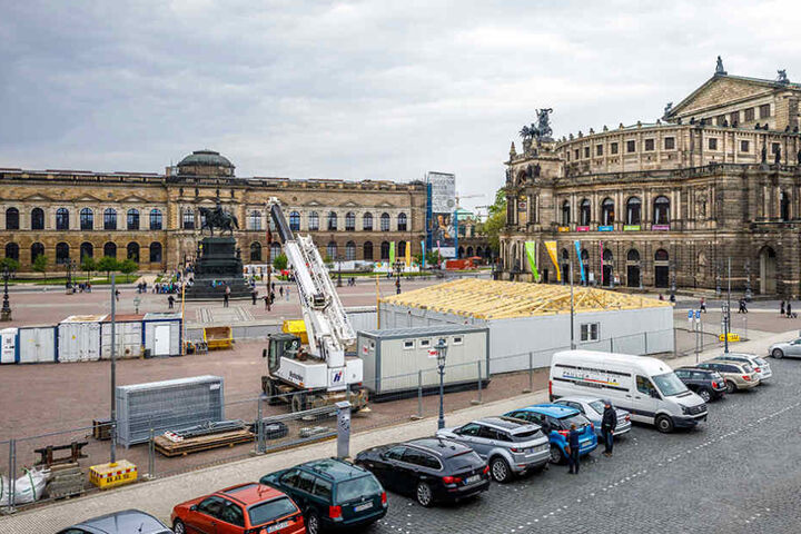 Diese Baucontainer samt Spitzdach und weitere Lagerboxen stehen bis 2019 auf
dem Theaterplatz