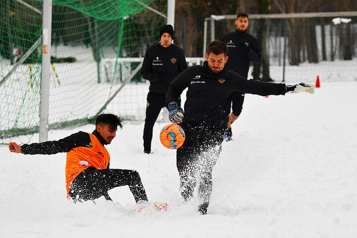 Von grüner Wiese nichts zu erkennen! Im Großen Garten ist derzeit kein professionelles Training möglich. Stattdessen stapfen Patrick Wiegers (r.) und Osman Atilgan durch den Schnee.