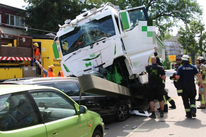 Wie auf einer Rampe fuhr der Lkw den Oberleitungsmast hoch.