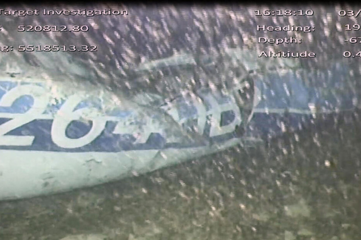 Aufnahmen zeigen ein Flugzeugteil auf dem Meeresgrund. Bei der geborgenen Leiche handelt es sich um Sala.
