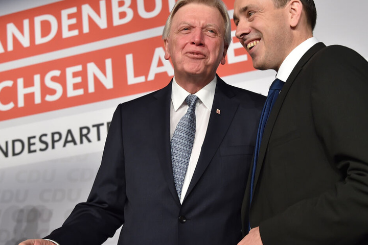 Volker Bouffier im Gespräch mit Ingo Senftleben (re.).