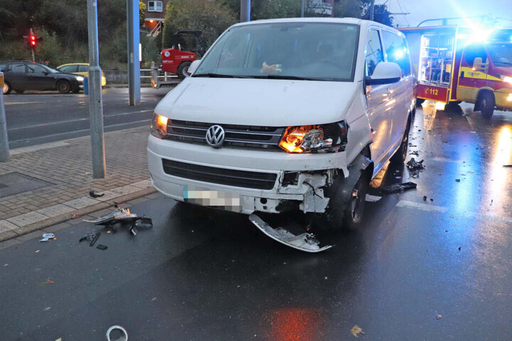 Auch der VW Multivan war nach dem Crash nicht mehr fahrbereit.