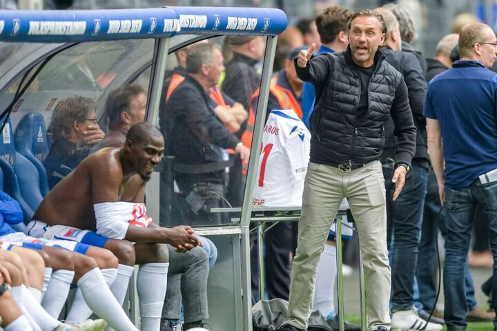 Thomas Doll (2.v.r.), Trainer der HSV Allstar-Mannschaft coacht beim Abschiedsspiel von Ex-HSV-Profi van der Vaart sein Team.