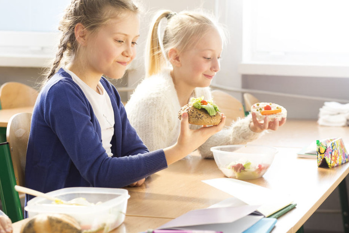 In der Pause können sich Schüler bei einem Mittagessen stärken. (Symbolbild)