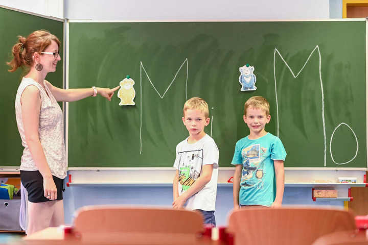 Grundschullehrerin Julia Thomschke (31) mit den Zwillingsbrüdern Ludwig (l.) und Artur.