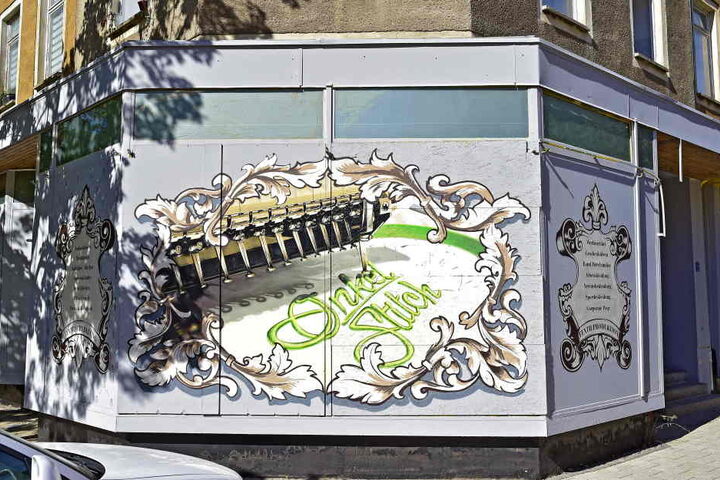 Auch die Fassade des Textil-Shops in Brühl wurde bunt gestaltet.