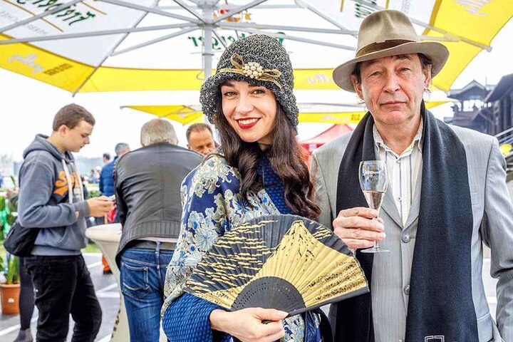 Die Menükarten gestaltete für Lidia ihr Künstlerfreund Holger John (57).