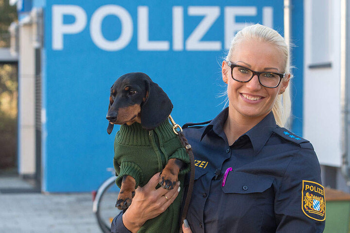 Polizistin Marina Gutte steht mit ihrer Hündin Olga vor der Polzeiinspektion in Waldkraiburg.