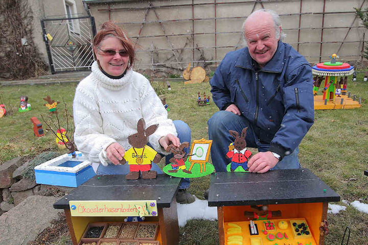 Kerstin Jocksch (55) und Bernd Gießmann (64) aus Klipphausen mitten in ihrer Hasenstadt im Garten.