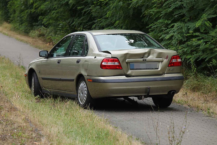Der Volvo landete mit Beule auf dem Gehweg.