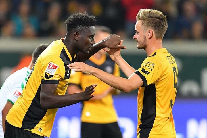Das waren noch Zeiten, als Lucas Röser (r.) und Peniel Mlapa sich die Stürmerposition teilten. Mittlerweile ist ein Dreikampf um die Ersatzrolle entstanden.