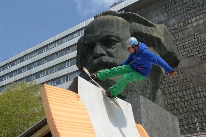 Auf dem Kunstschnee aus Stoff ging es auch schon vorm Marx-Kopf hoch her.