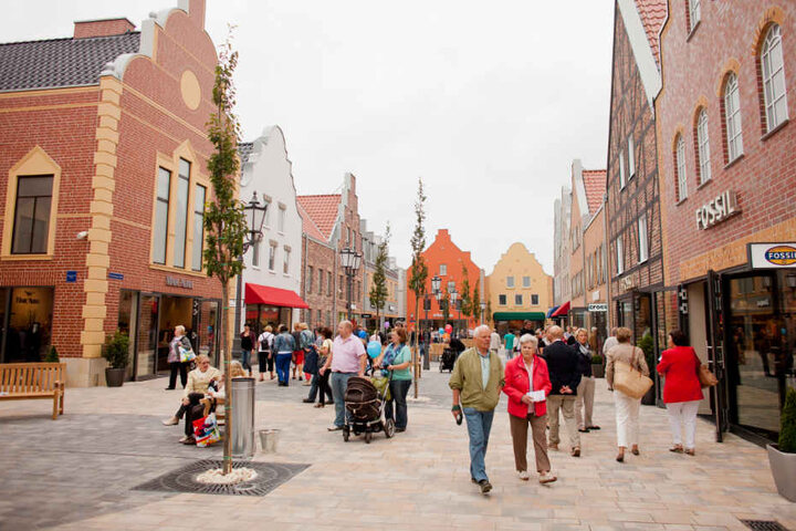 Das Factory-Outlet-Center im münsterländischen Ochtrup hat für Besucher geöffnet. Große Einkaufszentren "auf der grünen Wiese" sollen in NRW nur noch unter strikten Auflagen genehmigt werden.