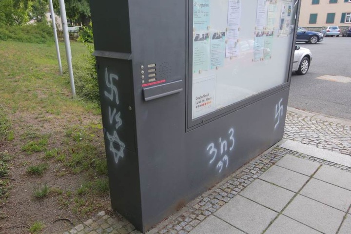 Es wurden Symbole auf einen Schaukasten gesprüht.