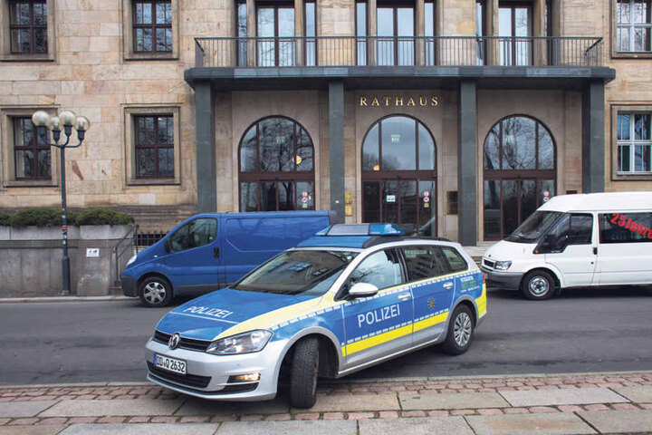 Polizisten bei der Suche nach den angekündigten Bomben.