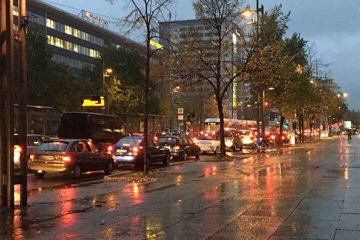 Auch in der Brückenstraße bildete sich ein langer Rückstau.