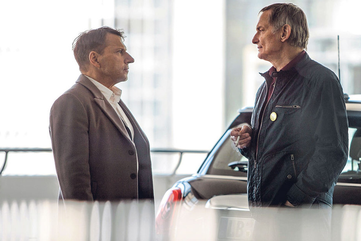 Wie Redford in „Die Unbestechlichen“: Lannert (Richy Müller, 62) trifft einen Enthüllungs-Journalisten (Christoph Hochrichter, 71) im Parkhaus.