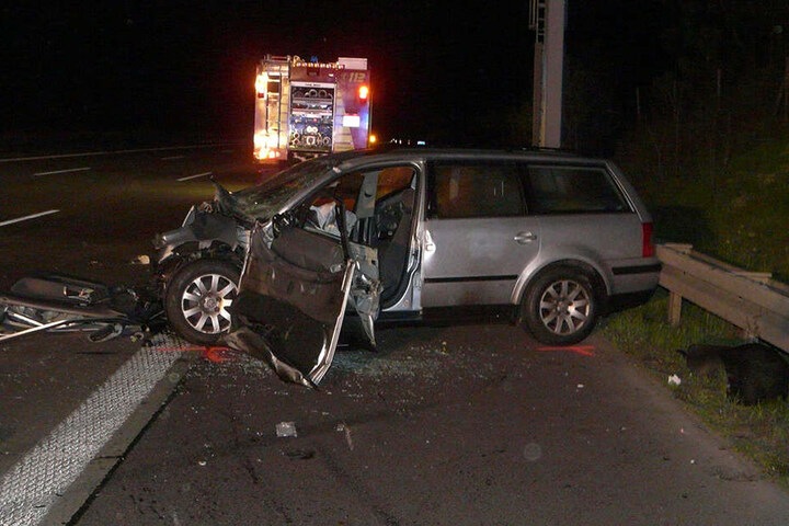 Der Fahrer dieses Passats starb an den Folgen des Unfalls. Er war offenbar in verkehrter Richtung auf die Autobahn 2 gefahren.