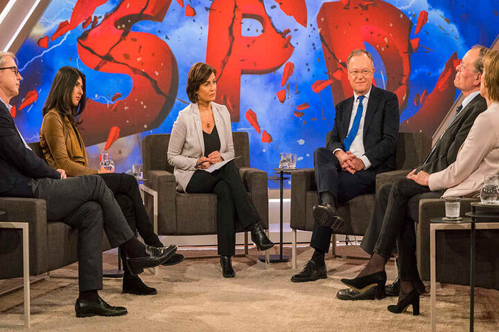 Die Talk-Runde im Ganzen: v.l.n.r. Wolfgang Herles (Journalist), Serap Güler, CDU (Bundesvorstand), Stephan Weil, SPD (Ministerpräsident Niedersachsen), Rudolf Dreßler, SPD (ehem. Präsidiumsmitglied) und Christiane Meier (Journalistin).