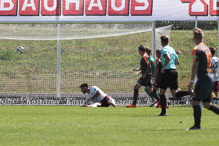 Dem Führungstreffer für Wismut Gera ging ein Patzer von Dynamo-Torwart Tim Boss (verdeckt) voraus.