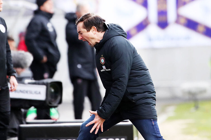 Daniel Meyer tobt vor Wut. Was seine Mannschaft gegen Ingolstadt zeigte, hat ihm zu keiner Sekunde gefallen. Nach dem Anpfiff kämpfte er mit seinen Gefühlen.