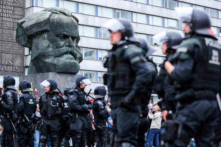 Chemnitz in der Zerreißprobe: 2018 musste die Polizei gewalttätige Demos stoppen.