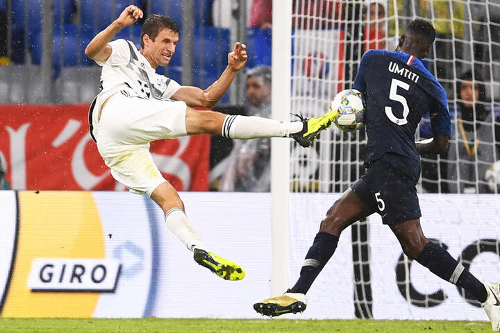 War unglaublich zweikampfstark und dirigierte auf dem Spielfeld, die Effektivität fehlte Thomas Müller (l.) jedoch.Hier wird sein Schuss von Frankreichs Samuel Umtiti (r.) abgeblockt.