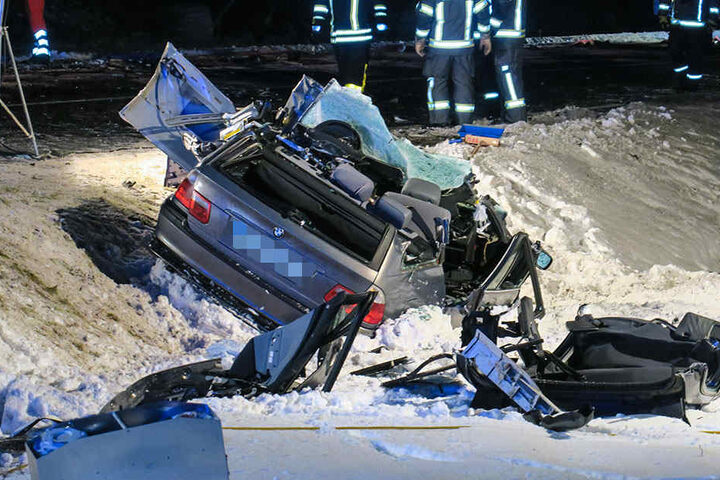 Der BMW wurde bei dem Unfall komplett zerstört.