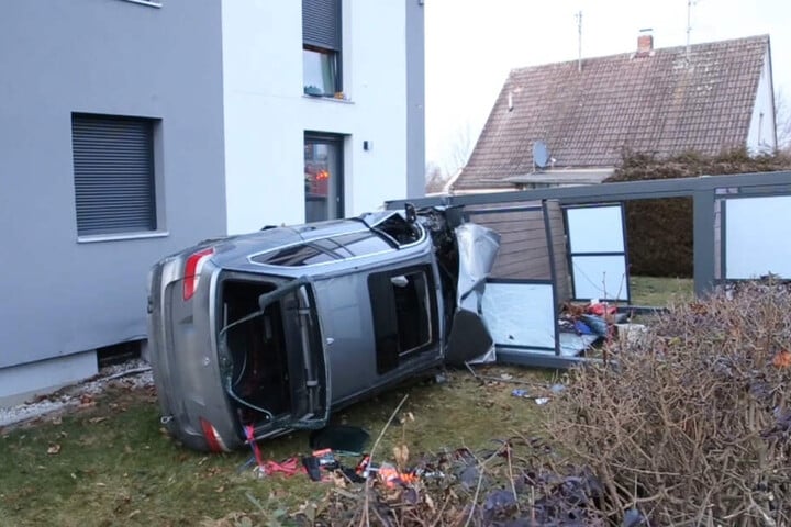 Der Fahrer des BMW wurde schwer verletzt und musste aus seinem Auto befreit werden.