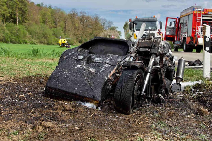 Die Feuerwehr löschte das in Brand geratene Motorrad.