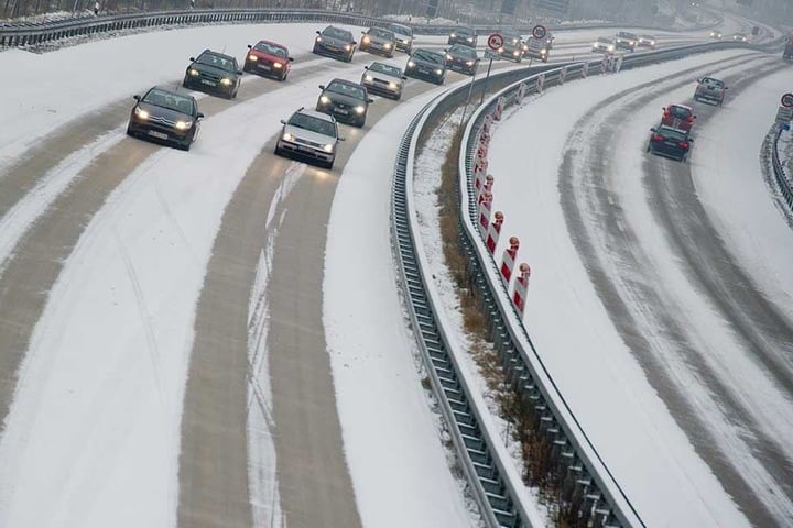 Autofahrer aufgepasst! Der Schnee geht in Regen über, örtlich bildet sich Glatteis.