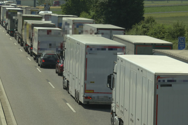 In Folge des Unfalls staute sich der Verkehr auf mehreren Kilometern.