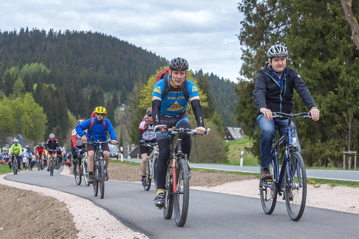 Eröffnung des 1. Abschnitts der Karlsroute: Sachsens Umweltminister Thomas
Schmidt (55, CDU, r.) und Uwe Staab (54, CDU, M.).