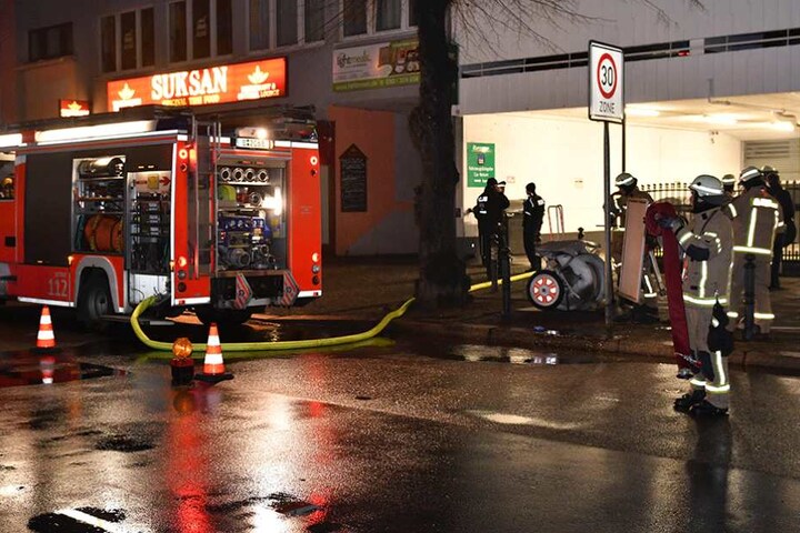 Die Feuerwehr musste in den verwinkelten Etablissement viele Einzelkabinen aufbrechen und kontrollieren.