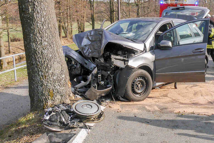 Der Mercedes war frontal gegen den Straßenbaum gefahren.
