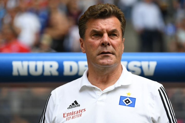 Hamburgs Trainer Dieter Hecking steht vor Spielbeginn an der Seitenlinie.