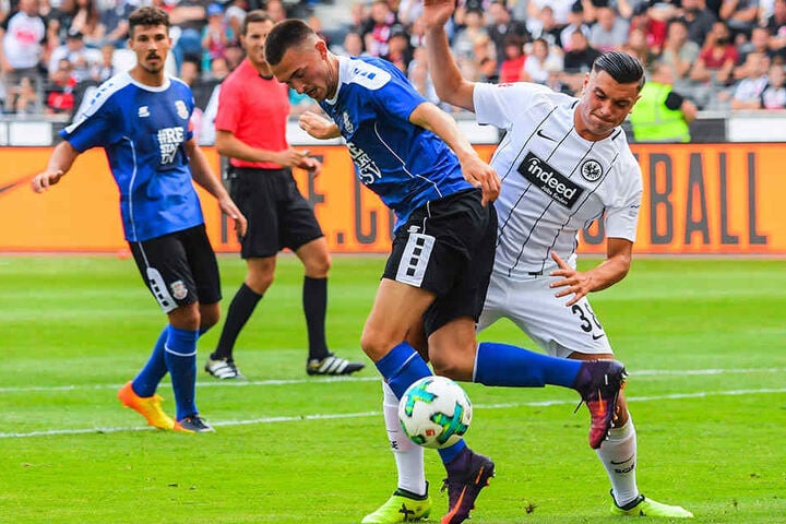 Andrej Markovic
(l, FSV) versucht, den Ball vor Renat Dadashov (Eintracht Frankfurt) zu behaupten.