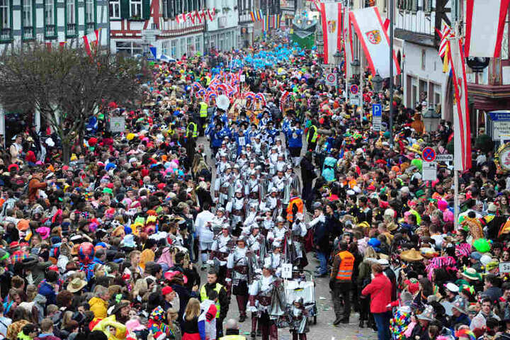 Party-Hochburg Seligenstadt: In diesem Jahr fiel der Rosenmontagszug wegen des Sturmtiefs "Bennet" flach.