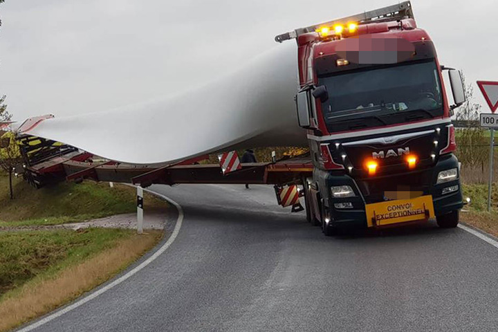 Die Einsatzkräfte benötigen einen Schwerlastkran, um den Lkw zu bergen.