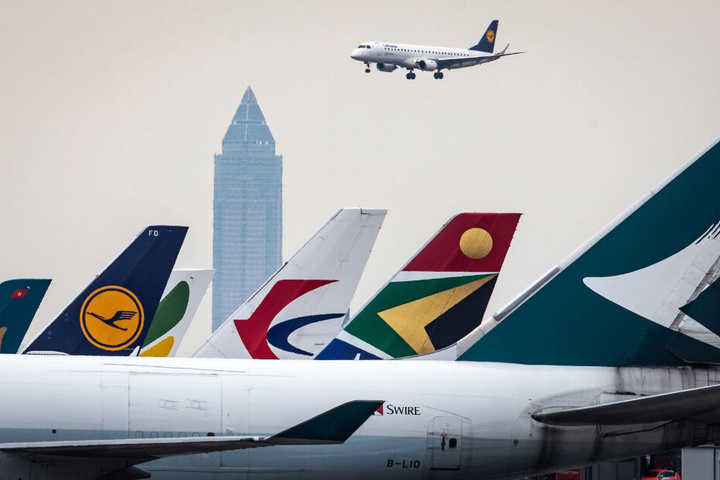 Der Flughafen Frankfurt (Archivbild) ist eine wichtige Drehscheibe für die internationale Luftfahrt.