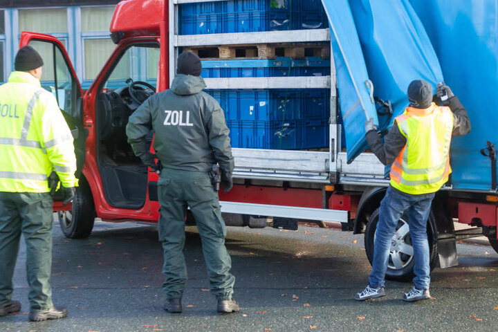 Grenz-Razzia im Vogtland: 21 Beamte filzten in Schönberg 69 Autos.