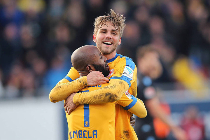 Die Braunschweiger sind aktuell auf dem zweiten Tabellenplatz der 2. Liga. Hier: Christoffer Nyman und Domi Kumbela nach dem 2:0 gegen TSV 1860 München.