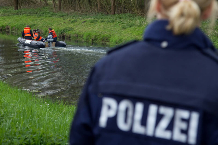 Die Feuerwehr barg den Leichnam am Mittwochnachmittag aus der Tauber. (Symbolbild)
